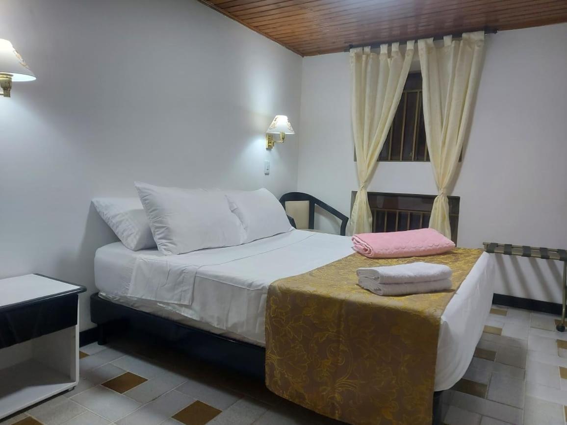 Hotel Mariscal Robledo Cartago Exteriör bild